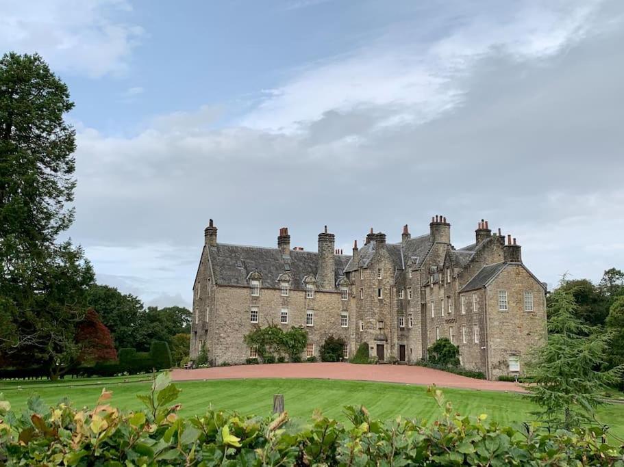 Stylish House With Hot Tub Dalry (North Ayrshire)
