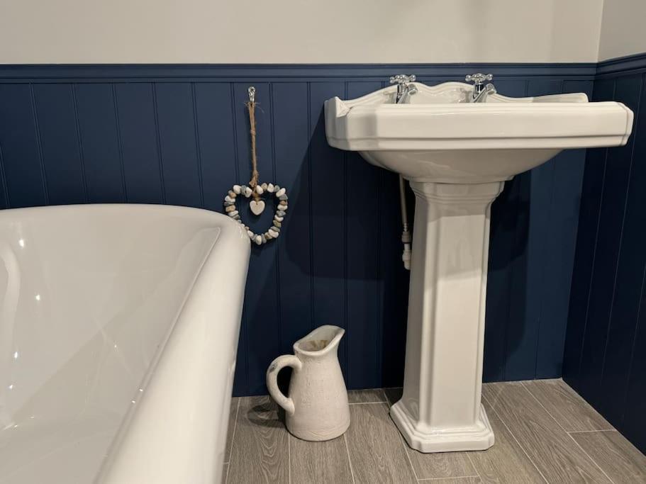Stylish House With Hot Tub * Dalry (North Ayrshire)