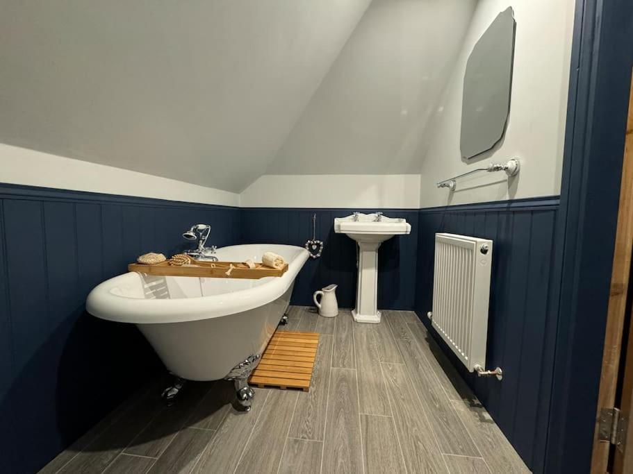 Holiday home Stylish House With Hot Tub *