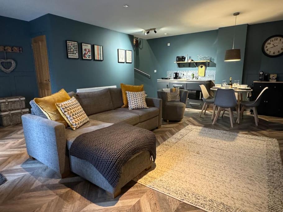 Stylish House With Hot Tub * Dalry (North Ayrshire)