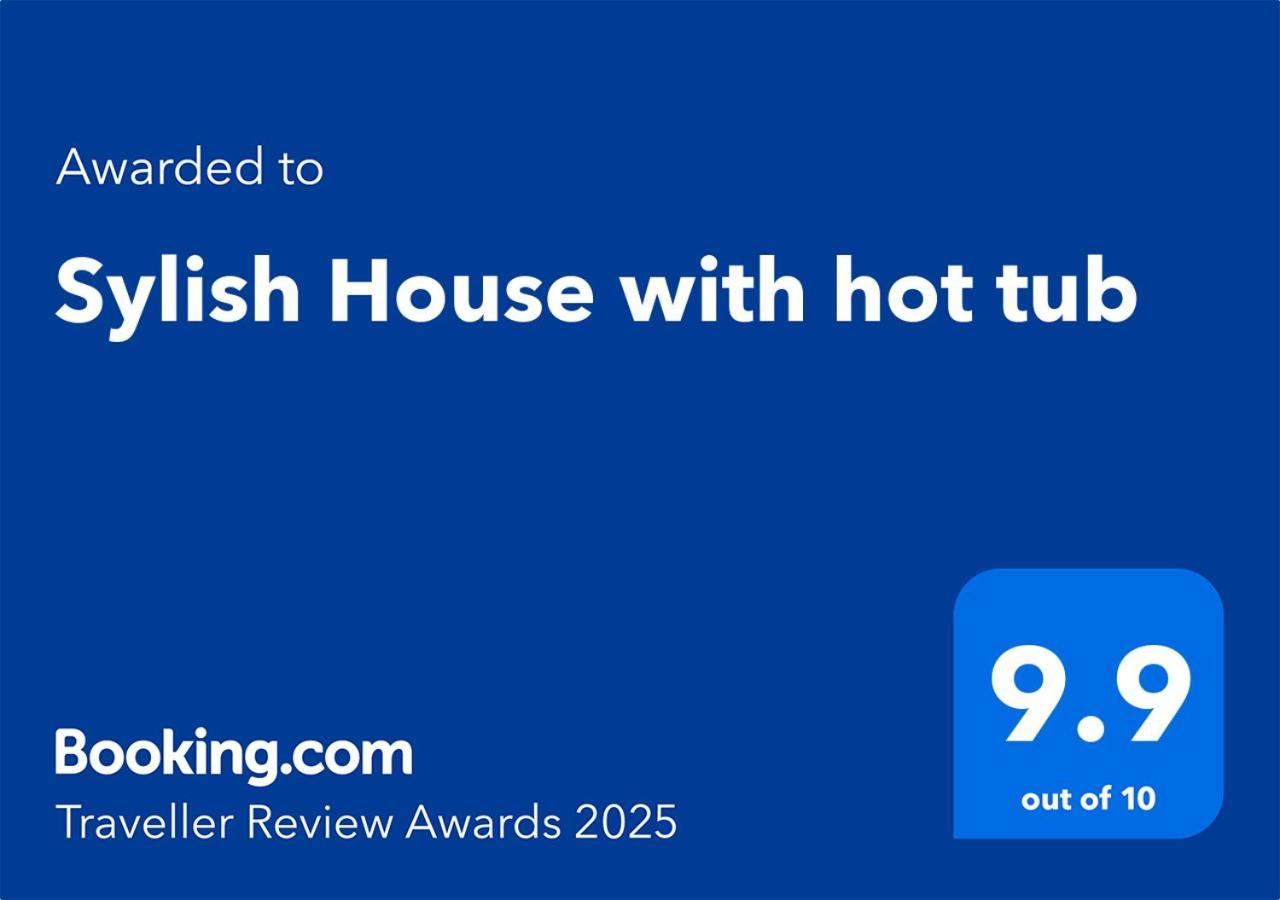 Stylish House With Hot Tub Holiday home *